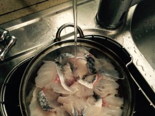 2、麻辣风味花莲鱼,清洗鱼肉片并不断用细流水冲洗10分钟（目的是冲掉鱼肉中的血丝，使肉片更加洁白）。