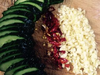 4、麻辣风味花莲鱼,黄瓜切片，干辣椒切碎，姜、蒜切成小粒。