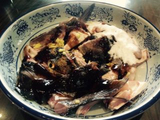 5、麻辣风味花莲鱼,在清洗好的鱼骨类中放入少量姜、蒜、黄酒、十三香及蚝油、生粉、盐。