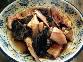 6、麻辣风味花莲鱼,均匀搅拌后腌制20分钟。