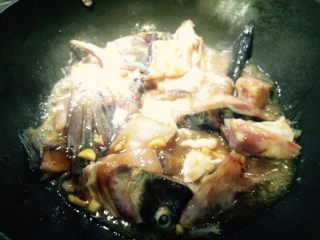 7、麻辣风味花莲鱼,起油锅烧热，放入鱼骨类过油成型后取出。