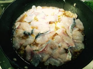 11、麻辣风味花莲鱼,等锅中鱼骨类烧至八成熟后，调小火，在鱼骨表面放腌好的鱼肉片（一片一片平放）。