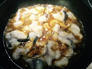 12、麻辣风味花莲鱼,盖锅盖1分钟，随后在鱼肉表面浇一层汤汁。