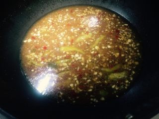 8、麻辣风味花莲鱼,起油锅把事先准备好的姜、蒜、豆瓣酱、小米辣、剁辣椒、鲜酱油、糖、盐、十三香全部放入锅内并倒入适量水。