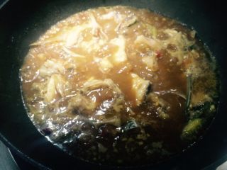 9、麻辣风味花莲鱼,把定型的鱼骨类放入汤汁中。