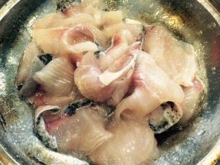10、麻辣风味花莲鱼,在事先准备好的鱼肉片（把水倒掉）中放入盐、生粉、蛋清、黄酒，用手轻搅拌，腌制10分钟。