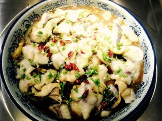 13、麻辣风味花莲鱼,起锅，撒上干辣椒及葱花。