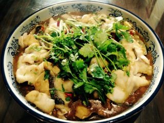 14、麻辣风味花莲鱼,淋油并放上香菜（个人喜好）