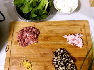 1、香菇肉燥饭,准备食材：五花肉切丁，肥、瘦分开。香菇提前泡发好切丁，泡发的水别倒，后继会用。姜、葱切末。