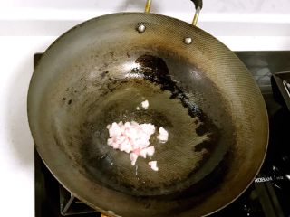 2、香菇肉燥饭,热锅冷油，烧热，放入肥肉末翻炒，炼出动物油脂，吃起来口感不会油腻。