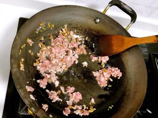 3、香菇肉燥饭,肥肉末炒至金黄后下瘦肉末翻炒至变熟色。
