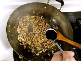 4、香菇肉燥饭,依次加入香菇末、姜末。放入二汤匙生抽，一二匙老抽，半汤匙蚝油。