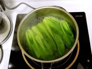 6、香菇肉燥饭,另起一锅烧水，水开后放入青菜焯水，焯水时间以各人喜好口感而定，喜欢脆生感的烫水时间放短，反之，可多烫一会儿。