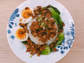 8、香菇肉燥饭,摆盘，洒点葱花点缀。成品图~