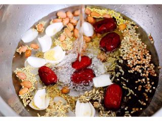 2、杂粮米糊（豆浆机版）,用清水洗净所有的食材备用……