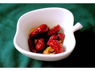 3、杂粮米糊（豆浆机版）,红枣提前半个小时泡发后取核备用……