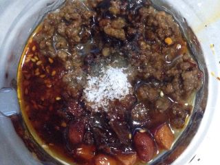 2、杂酱乌冬面,把杂酱放进碗里，加入辣椒酱与油辣子一勺，味精少许，盐巴适量，麻油少许。提示：如果吃的淡不加盐巴也够味道了。