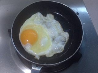 4、杂酱乌冬面,煮菜同时煎蛋，备用。提示：煎蛋心不要煎太过，溏心最好，这样吃的时候混合更好吃哟。