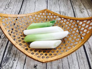 1、#懒人料理# # 糖醋菜# 葱爆羊肉,大葱选用葱白部分为好。