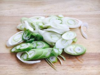 2、#懒人料理# # 糖醋菜# 葱爆羊肉,把大葱切成象眼片。