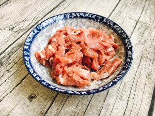 3、#懒人料理# # 糖醋菜# 葱爆羊肉,新鲜的羊肉，买的时候请商家给切成了片。