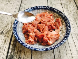 4、#懒人料理# # 糖醋菜# 葱爆羊肉,腌制羊肉时首先放入一小捏的盐。