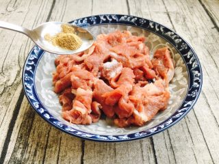 5、#懒人料理# # 糖醋菜# 葱爆羊肉,再放入少许白胡椒粉。