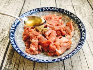 6、#懒人料理# # 糖醋菜# 葱爆羊肉,放入2勺料酒。