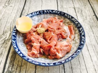 7、#懒人料理# # 糖醋菜# 葱爆羊肉,放入半个鸡蛋清，没有的话可用等量的水代替。