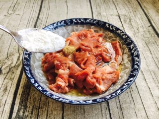 8、#懒人料理# # 糖醋菜# 葱爆羊肉,放入2勺淀粉。