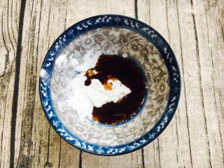 9、#懒人料理# # 糖醋菜# 葱爆羊肉,调制碗汁，生抽2勺、老抽2滴，淀粉1勺。