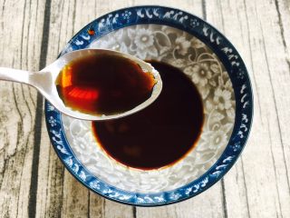 12、#懒人料理# # 糖醋菜# 葱爆羊肉,放1勺料酒。