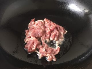 14、#懒人料理# # 糖醋菜# 葱爆羊肉,锅里放3勺油，当油五、六成热时放入羊肉。