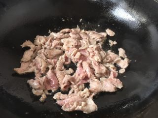 15、#懒人料理# # 糖醋菜# 葱爆羊肉,翻炒至颜色变浅。