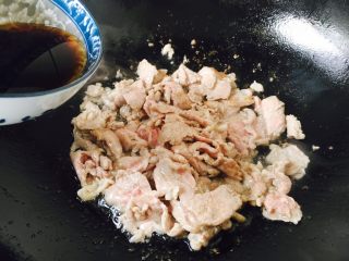 16、#懒人料理# # 糖醋菜# 葱爆羊肉,倒入提前调好的碗汁。