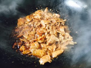 17、#懒人料理# # 糖醋菜# 葱爆羊肉,翻炒均匀。