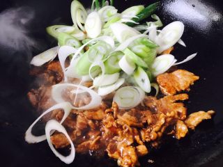 18、#懒人料理# # 糖醋菜# 葱爆羊肉,放入大葱。