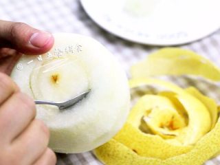 1、冰糖炖梨 宝宝辅食，滋阴润肺，祛痰止咳,梨去不去皮都可以，给孩子吃的时候习惯把皮去掉，自己吃的时候喜欢把皮保留。梨沿上部四分之一处削开，形成顶盖。用薄一点的勺子挖空梨核。