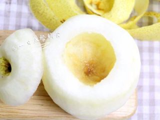 2、冰糖炖梨 宝宝辅食，滋阴润肺，祛痰止咳,挖了个坑。