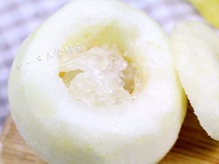 3、冰糖炖梨 宝宝辅食，滋阴润肺，祛痰止咳,中间填上冰糖。