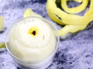 4、冰糖炖梨 宝宝辅食，滋阴润肺，祛痰止咳,把梨放入碗中，刚才切下来的梨盖上，用牙签封口。