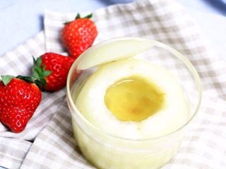 5、冰糖炖梨 宝宝辅食，滋阴润肺，祛痰止咳,冷水上锅，蒸1小时左右，即可。梨外面碗里的水也一起喝掉。