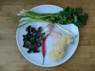 1、凉拌双耳,准备食材。