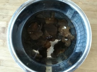 3、凉拌双耳,木耳用温水泡发。