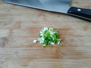 5、凉拌双耳,香葱切沫。