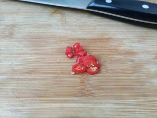 7、凉拌双耳,小米椒切丁。