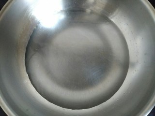 8、凉拌双耳,锅中放入适量清水烧开。