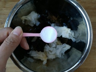 11、凉拌双耳,控出水分，加入大约2g食盐。