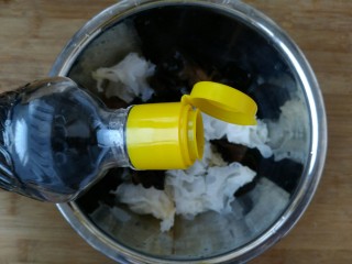 12、凉拌双耳,倒入适量生抽。