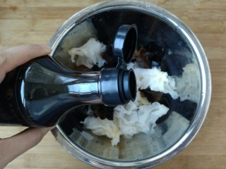 13、凉拌双耳,倒入适量香醋。